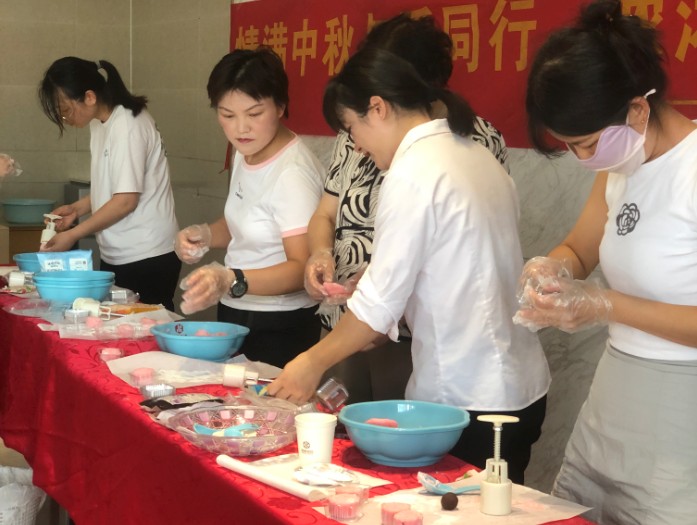 鼎鑫中心迎中秋：DIY月餅樂翻天，物業暖心添喜慶